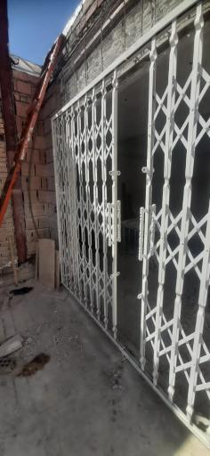 عکس شاخ گوزنی و درب آکاردئونی مهندس غلامی