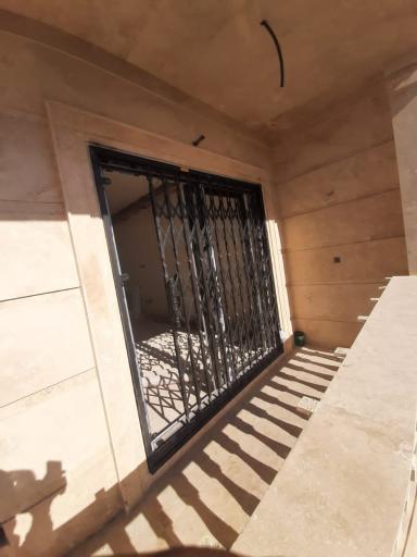 عکس شاخ گوزنی و درب آکاردئونی مهندس غلامی