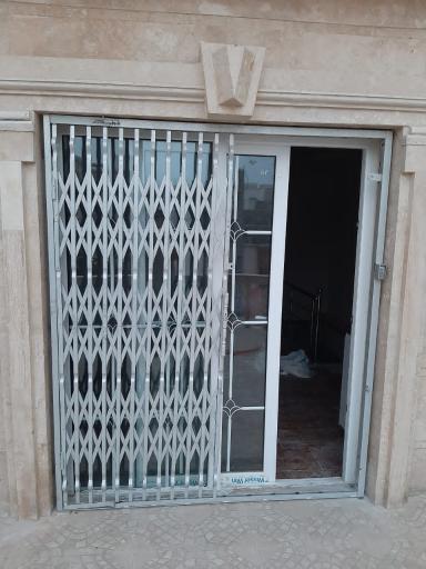 عکس شاخ گوزنی و درب آکاردئونی مهندس غلامی