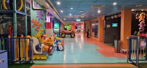 عکس مرکز خرید تیراژه