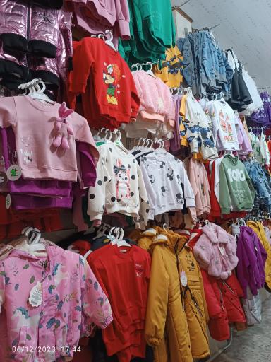 عکس فروشگاه لباس دنیای کودکانه