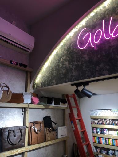 گالری و عطر و ادکلن گلبرگ