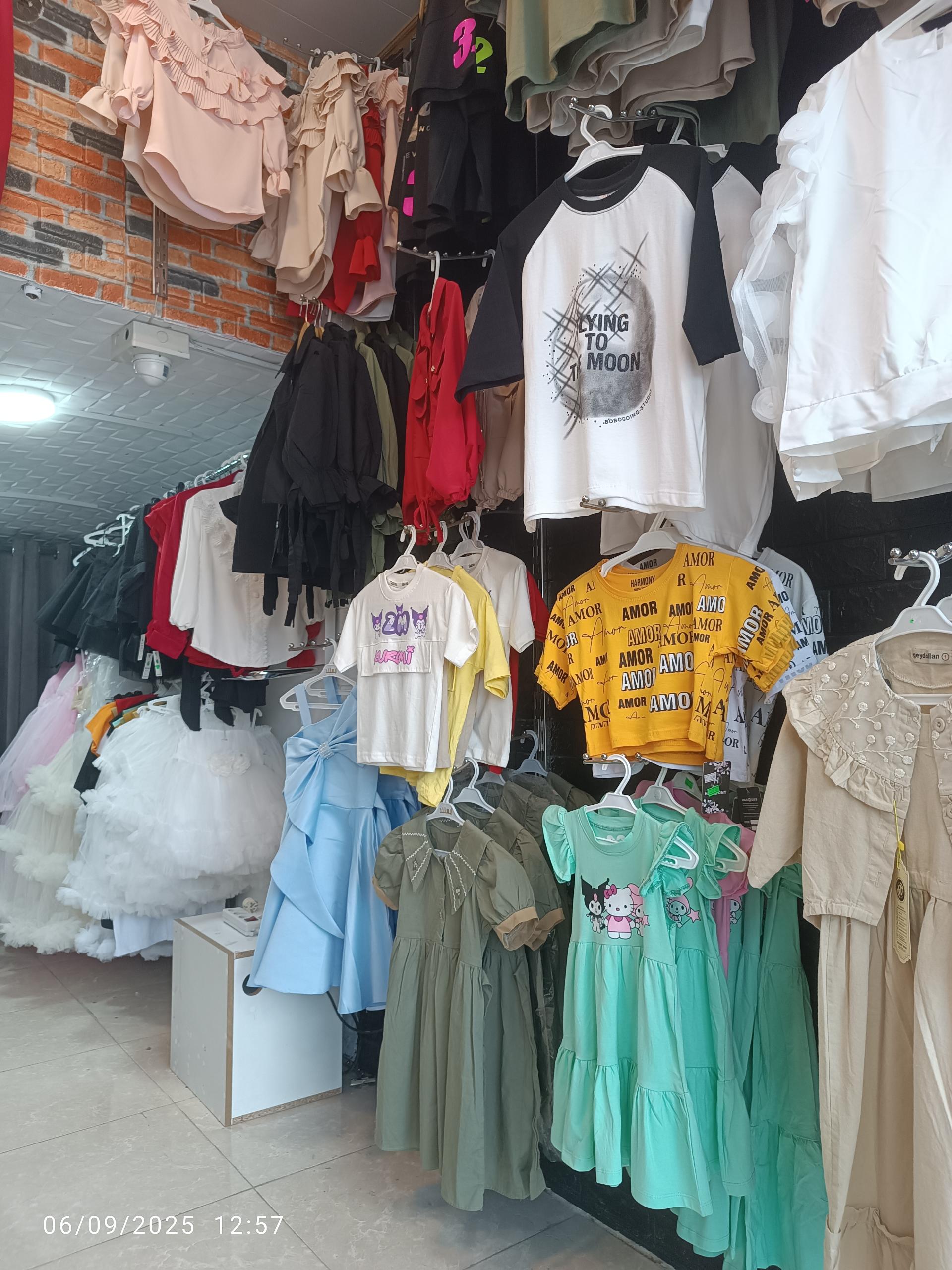 عکس فروشگاه لباس دنیای کودکانه