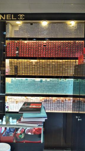 عکس فروشگاه لوازم آرایشی شایلان