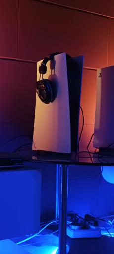 عکس گیم نت پسر یخی