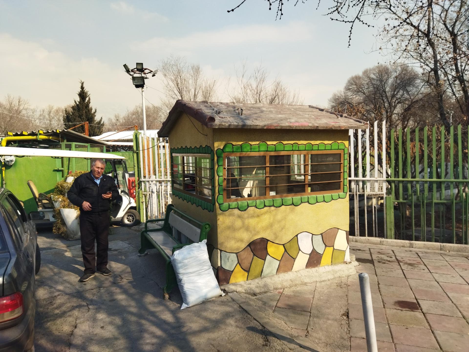 عکس نگهبانی درب غربی بوستان ملت