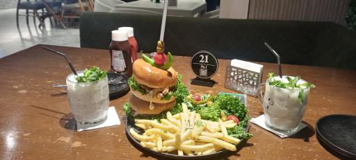 عکس کافه رستوران نامبروان