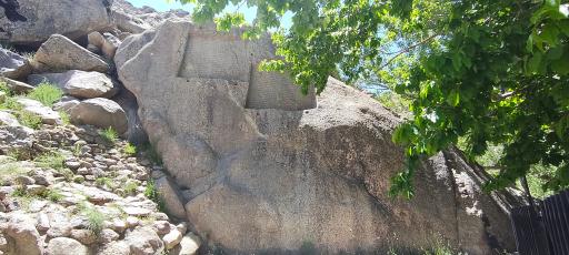 عکس سنگ نوشته های باستانی گنجنامه