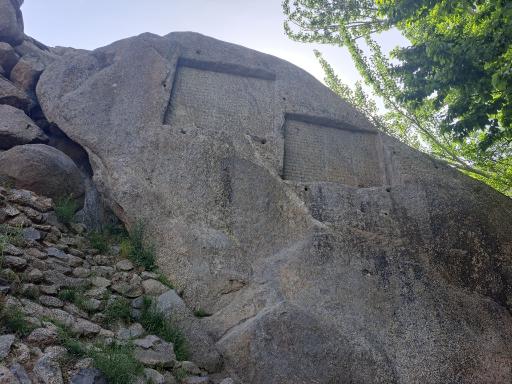 عکس سنگ نوشته های باستانی گنجنامه