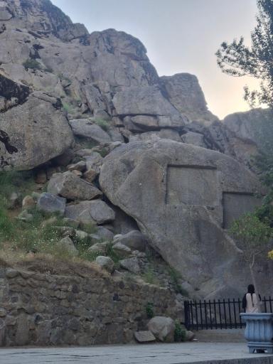 عکس سنگ نوشته های باستانی گنجنامه