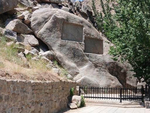 عکس سنگ نوشته های باستانی گنجنامه