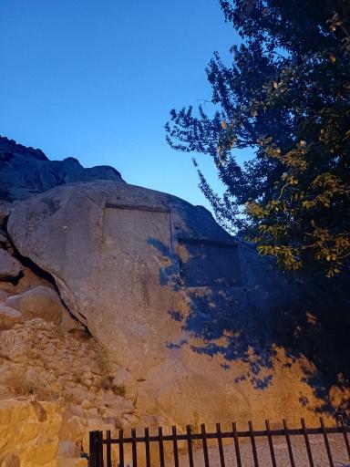 عکس سنگ نوشته های باستانی گنجنامه