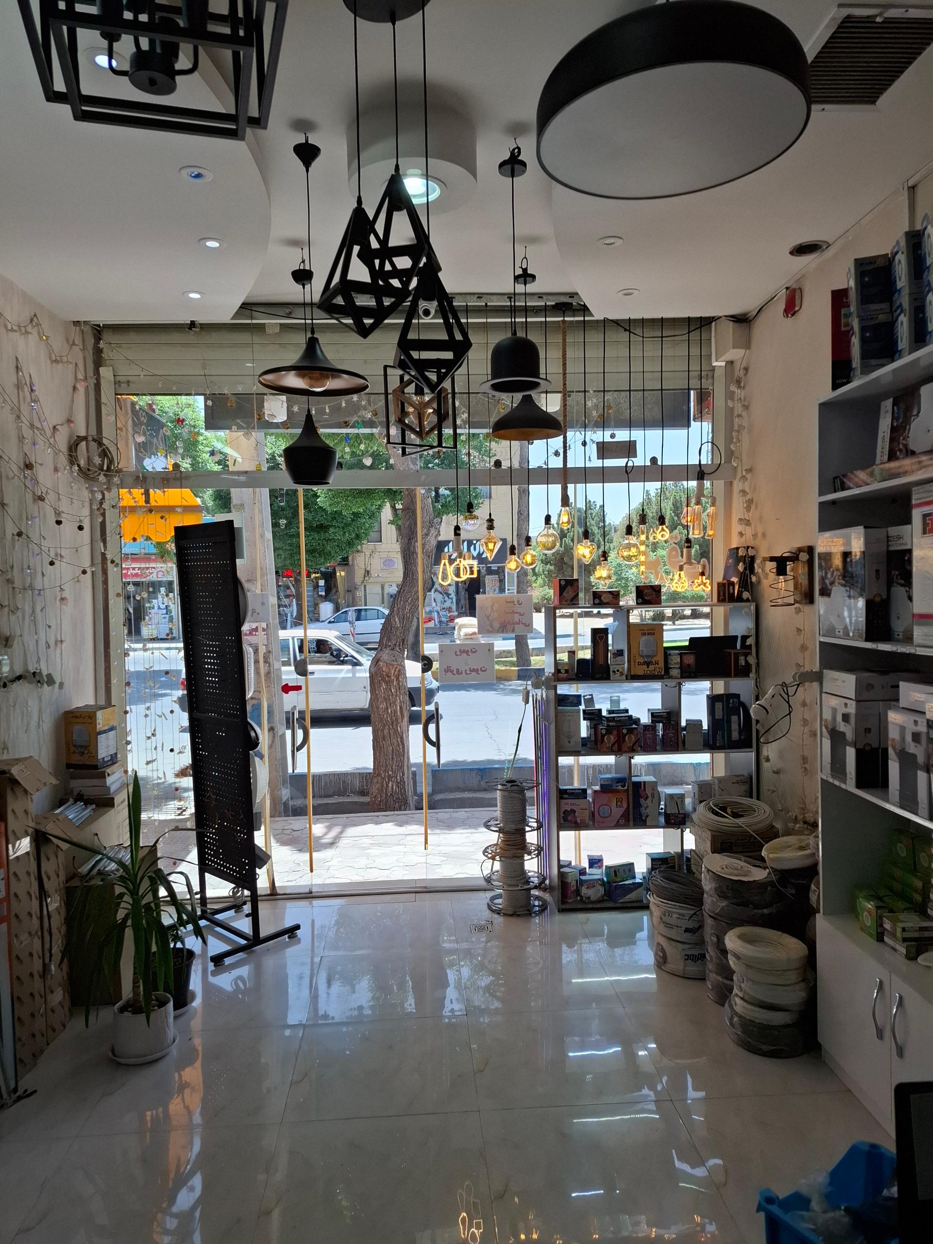 عکس فروشگاه برق درخش لاله‌زار
