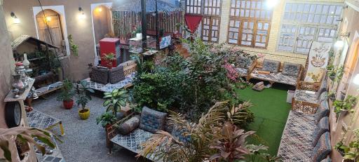 عکس کافه زیبای تاج و تخت 