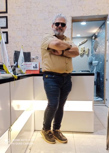 عکس مشاورین املاک آویژه 