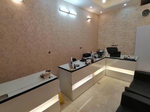 عکس مشاورین املاک آویژه 