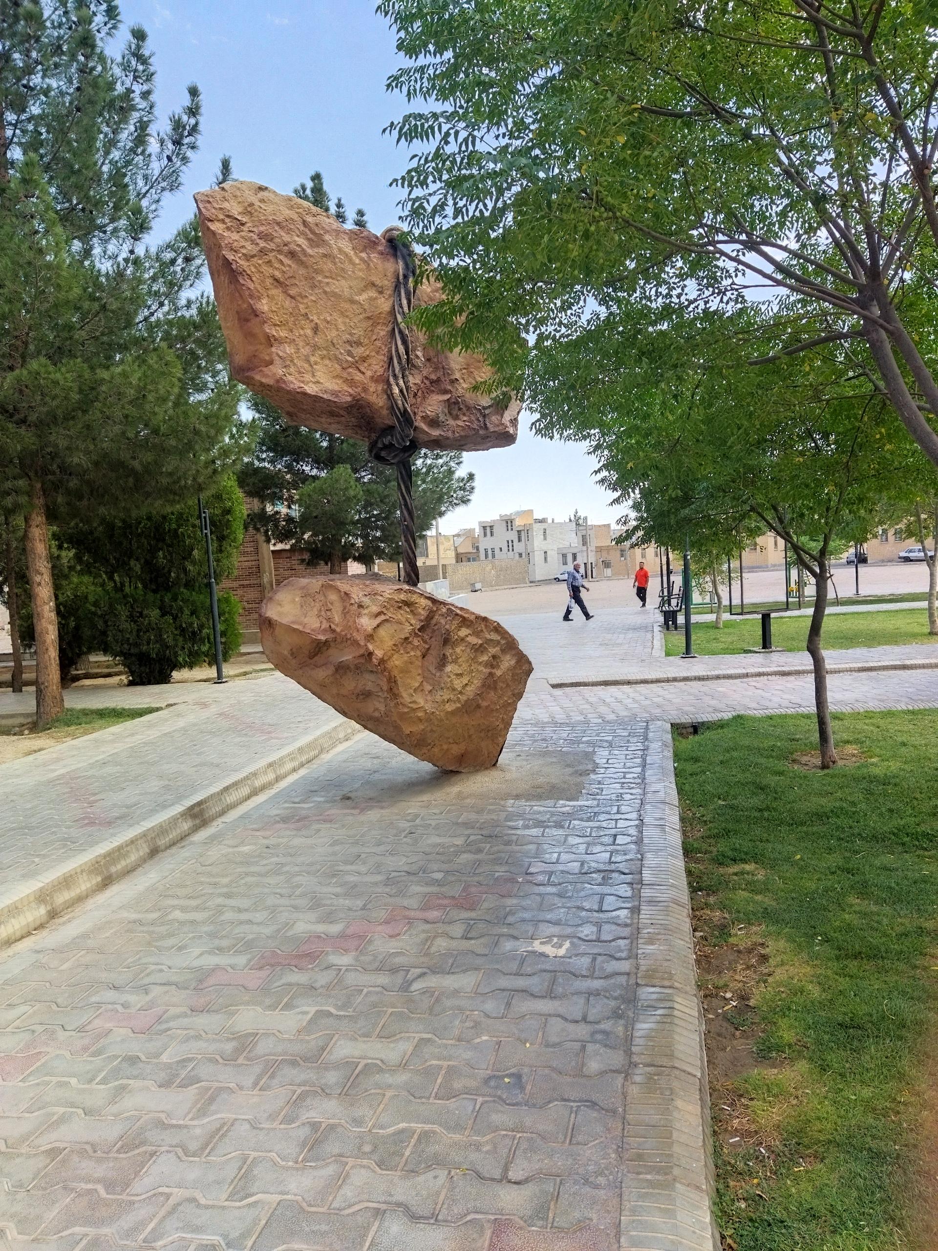 عکس مجسمه سنگ پارک امام حسین(ع) دامغان 