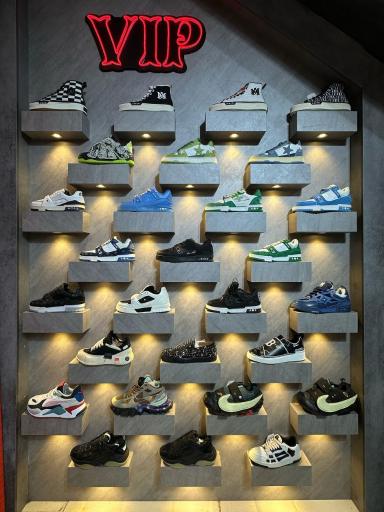 عکس فروشگاه کتونی کتونی