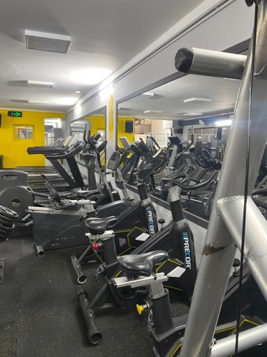 عکس باشگاه بدنسازی پدیده غرب