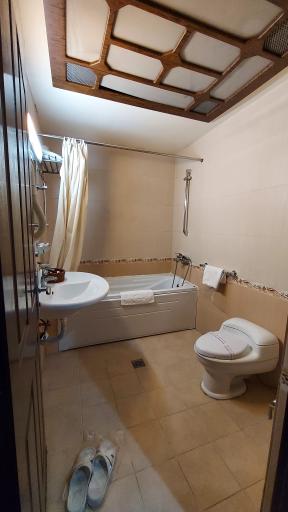 عکس هتل بزرگ پارسیا قم