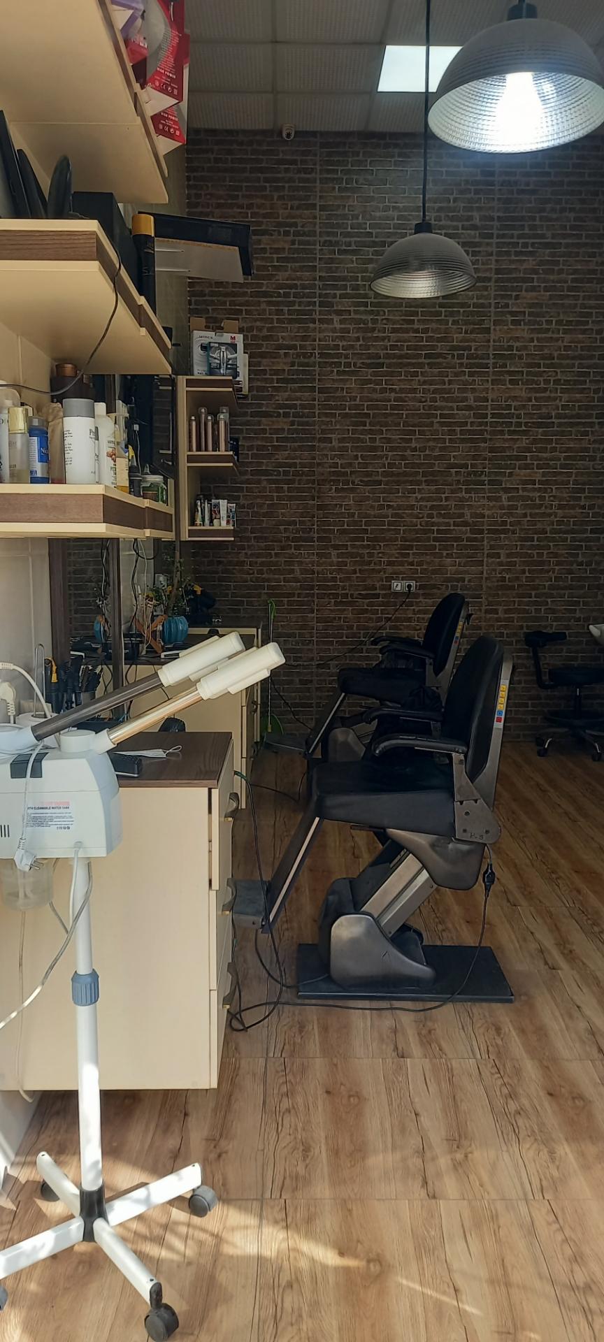 عکس آرایشگاه مردانه بارکد