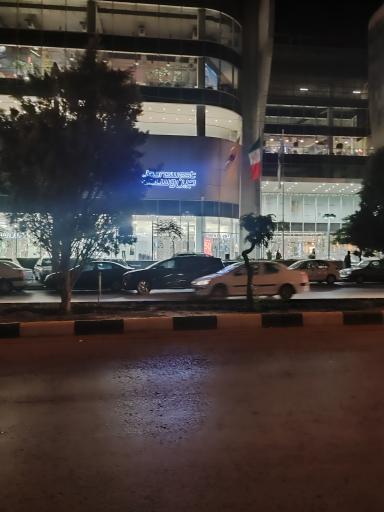 عکس جین وست شعبه سیتی‌استار
