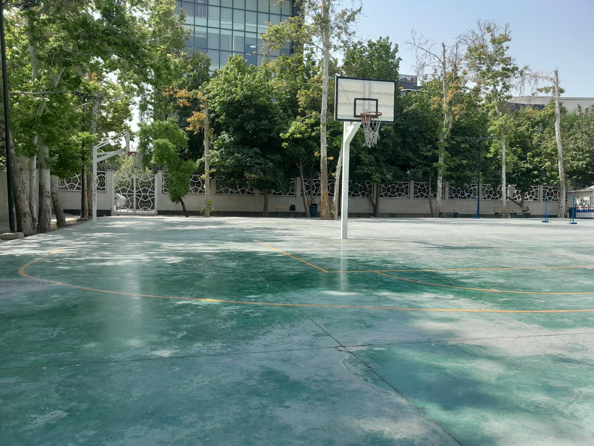 عکس زمین بسکتبال و بدمینتون