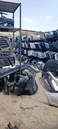 عکس استوک فروشی خودروهای خارجی