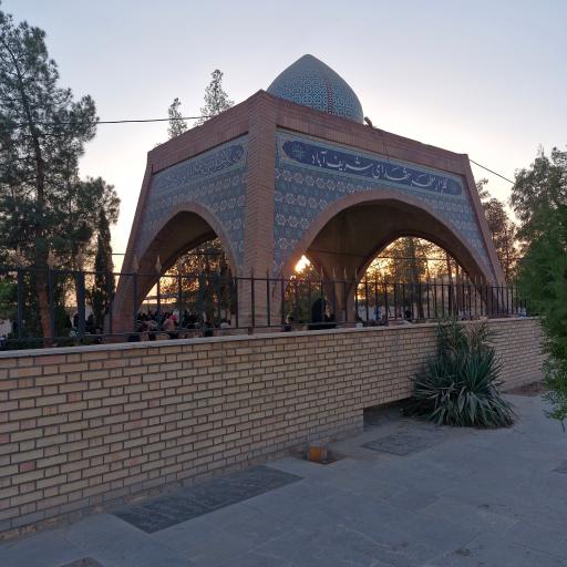 عکس گلزار شهدا و آرامگاه شریف آباد