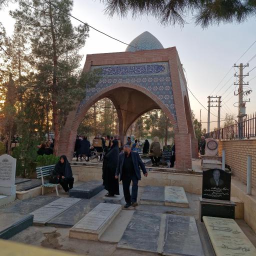 عکس گلزار شهدا و آرامگاه شریف آباد