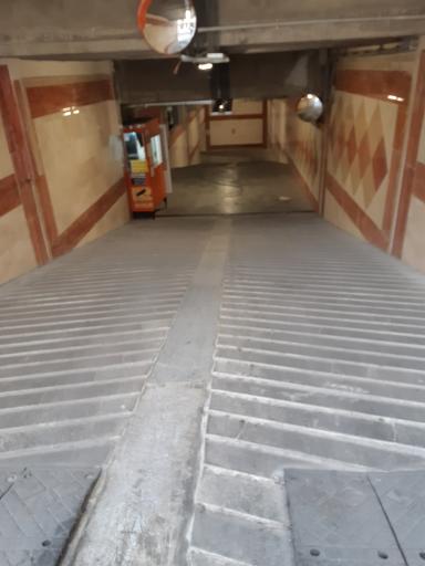 عکس پارکینگ عمومی آدینه