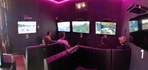 عکس گیم‌سنتر هم‌بازی