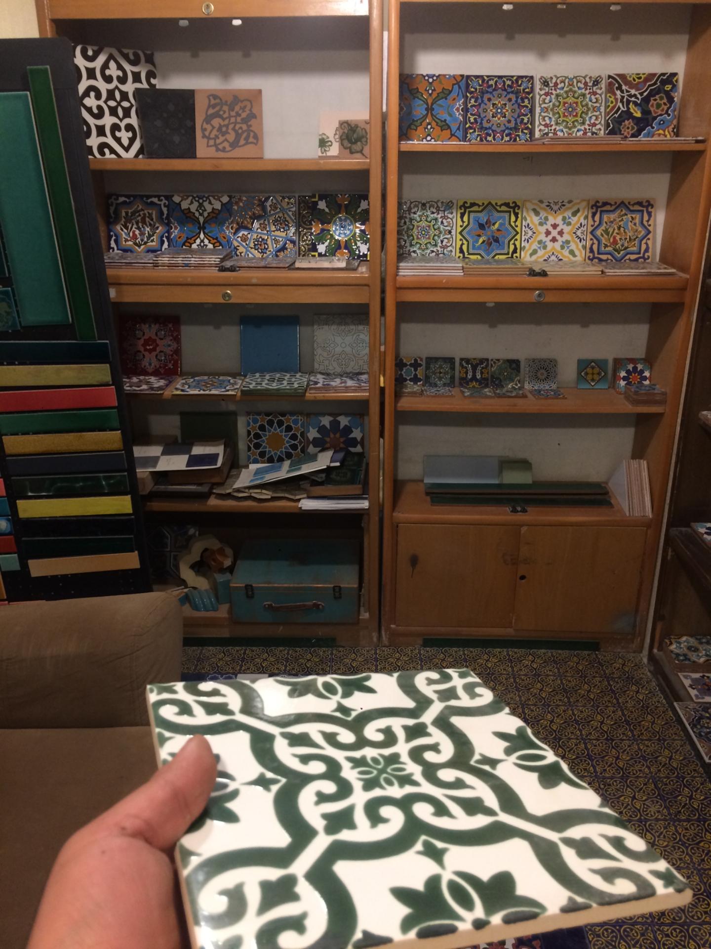 عکس کارگاه کاشی دست ساز و سفالگری هستی