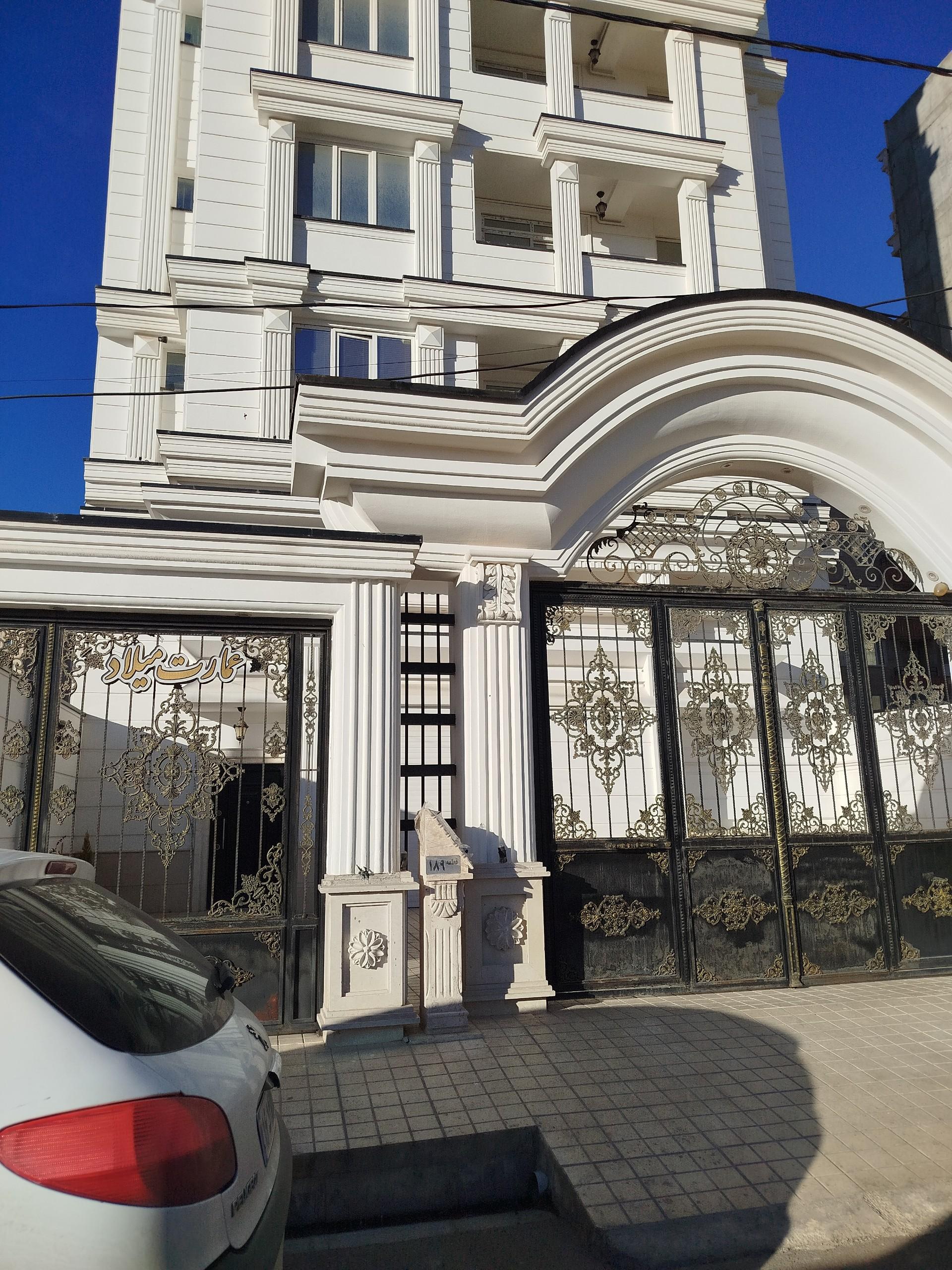 عکس عمارت میلاد 