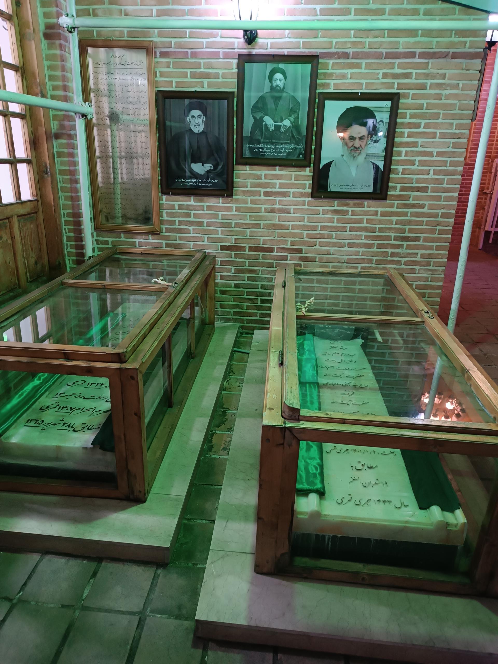 عکس آرامگاه آیت الله حاج سید حسین و سید مجتبی رودباری