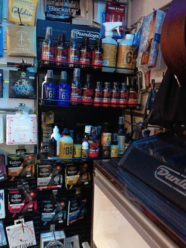 عکس فروشگاه موسیقی ساز گیتار