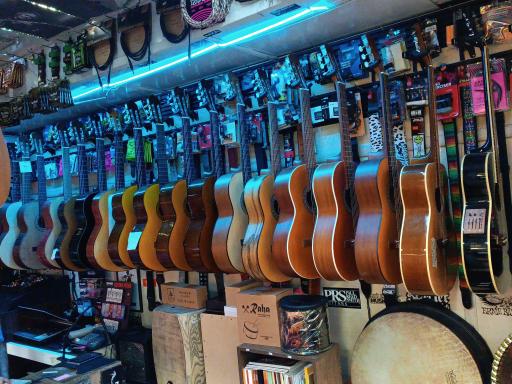 عکس فروشگاه موسیقی ساز گیتار