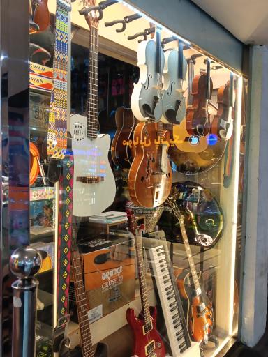 عکس فروشگاه موسیقی ساز گیتار