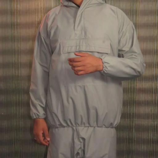 عکس تولیدی لباس بارانی و آبیاری و کشاورزی