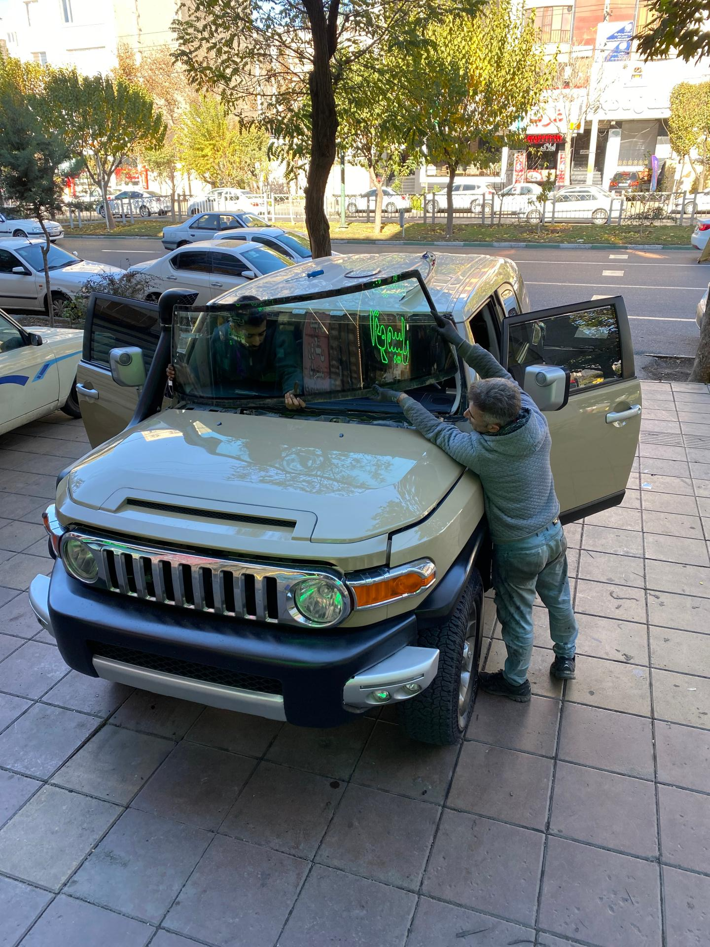 عکس شیشه اتومبیل محسن