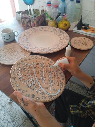 عکس کارگاه ظروف میناکاری و نقاشی های دیوارکوب