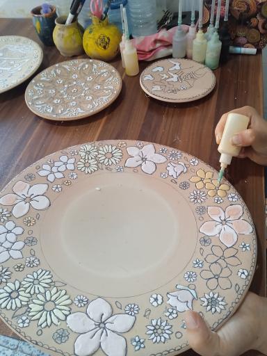 عکس کارگاه ظروف میناکاری و نقاشی های دیوارکوب