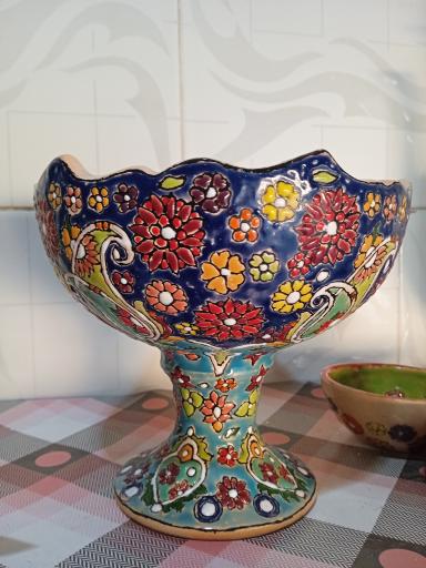 عکس کارگاه ظروف میناکاری و نقاشی های دیوارکوب