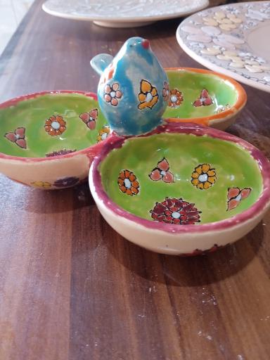 عکس کارگاه ظروف میناکاری و نقاشی های دیوارکوب