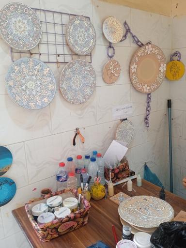 عکس کارگاه ظروف میناکاری و نقاشی های دیوارکوب