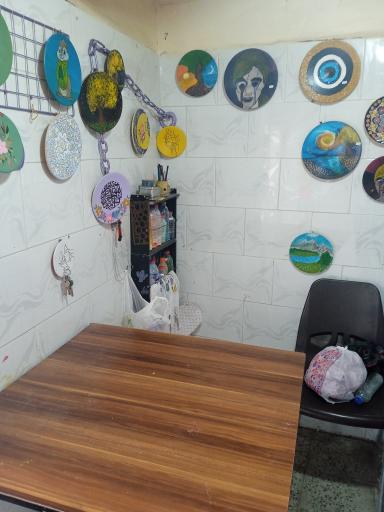 عکس کارگاه ظروف میناکاری و نقاشی های دیوارکوب