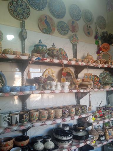 عکس کارگاه ظروف میناکاری و نقاشی های دیوارکوب