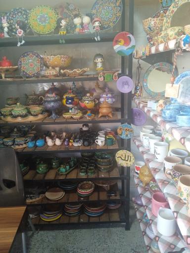 عکس کارگاه ظروف میناکاری و نقاشی های دیوارکوب