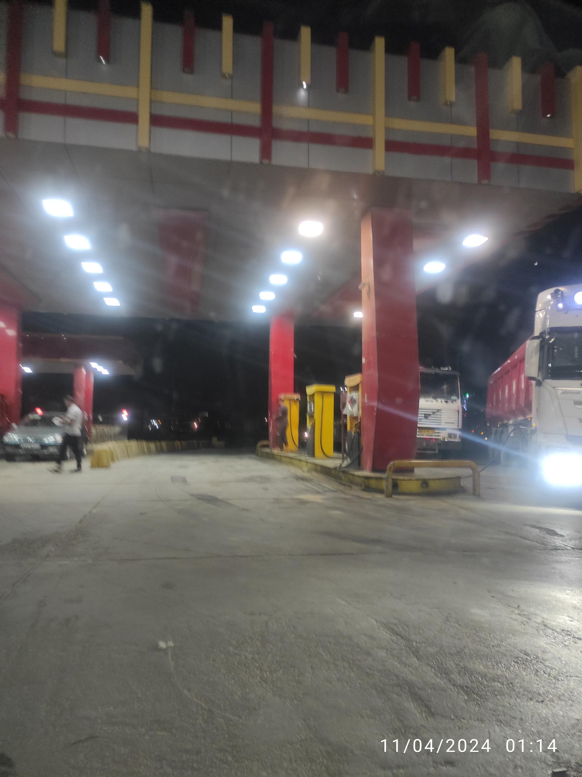 عکس پمپ بنزین دیزل آباد