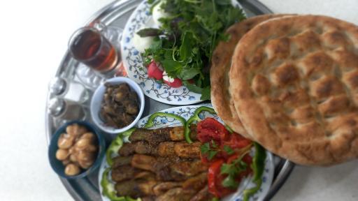 عکس سفره خانه سنتی باغ بهشت سپه سرا